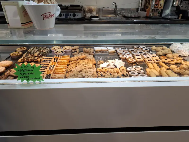 Vassoi di biscotti di frolla, occhi di bue, crostatine e meringhe nella vetrina