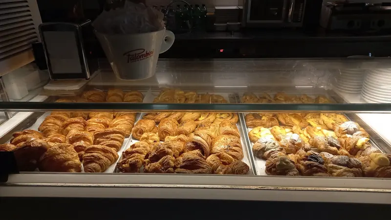 Vetrina con cornetti, saccottini e girelle appena sfornati