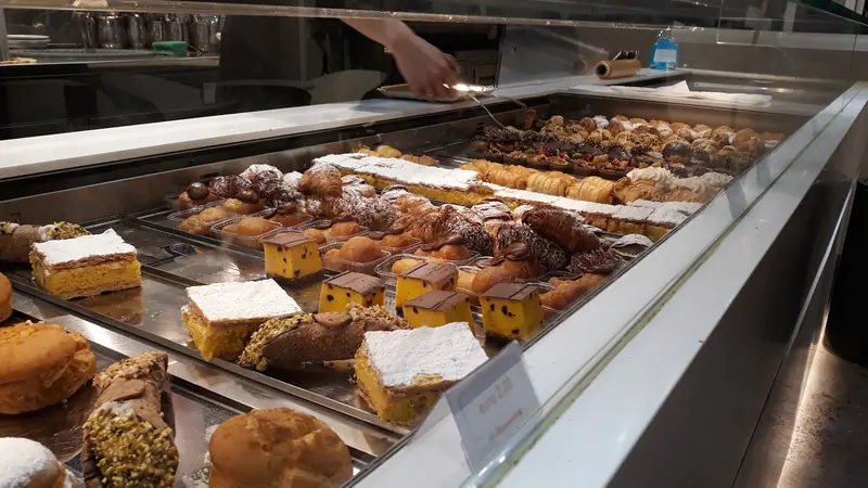 La vetrina della pasticceria Il Mandarino con cannoli, cassatine e cornetti